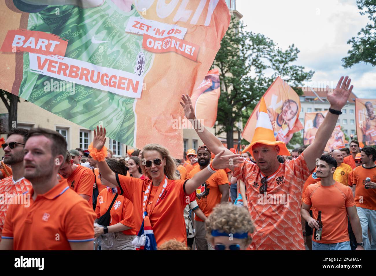 06.07.2024, Berlin, Allemagne, Europe - les fans de football néerlandais se réjouissent d'une marche des fans avant le match en quart de finale contre la Turquie à l'Euro 2024. Banque D'Images