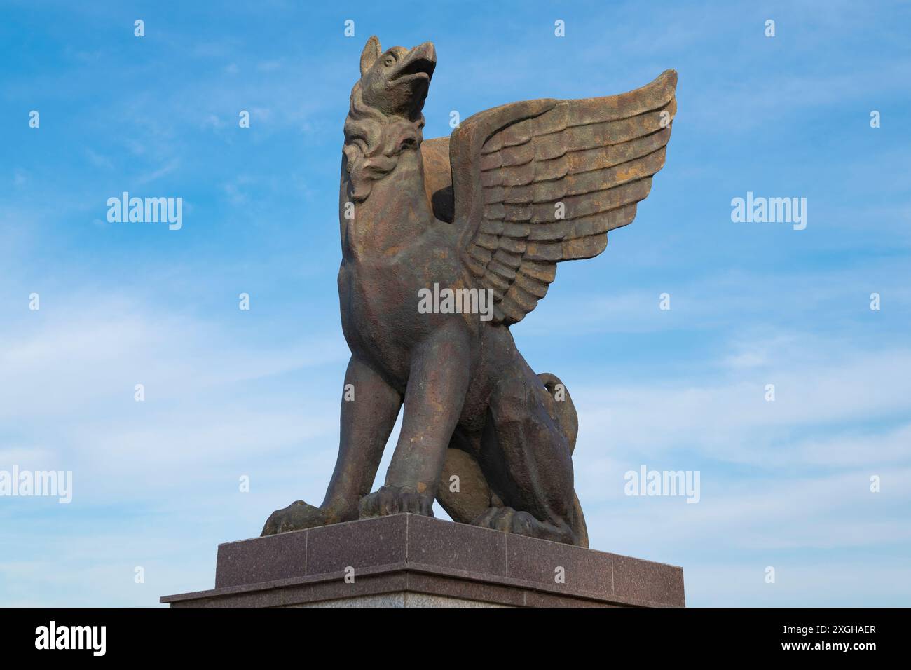 KERTCH, CRIMÉE - 18 MAI 2024 : sculpture d'un griffon mythique à l'entrée de Kertch par une journée ensoleillée. Symbole de la ville Banque D'Images
