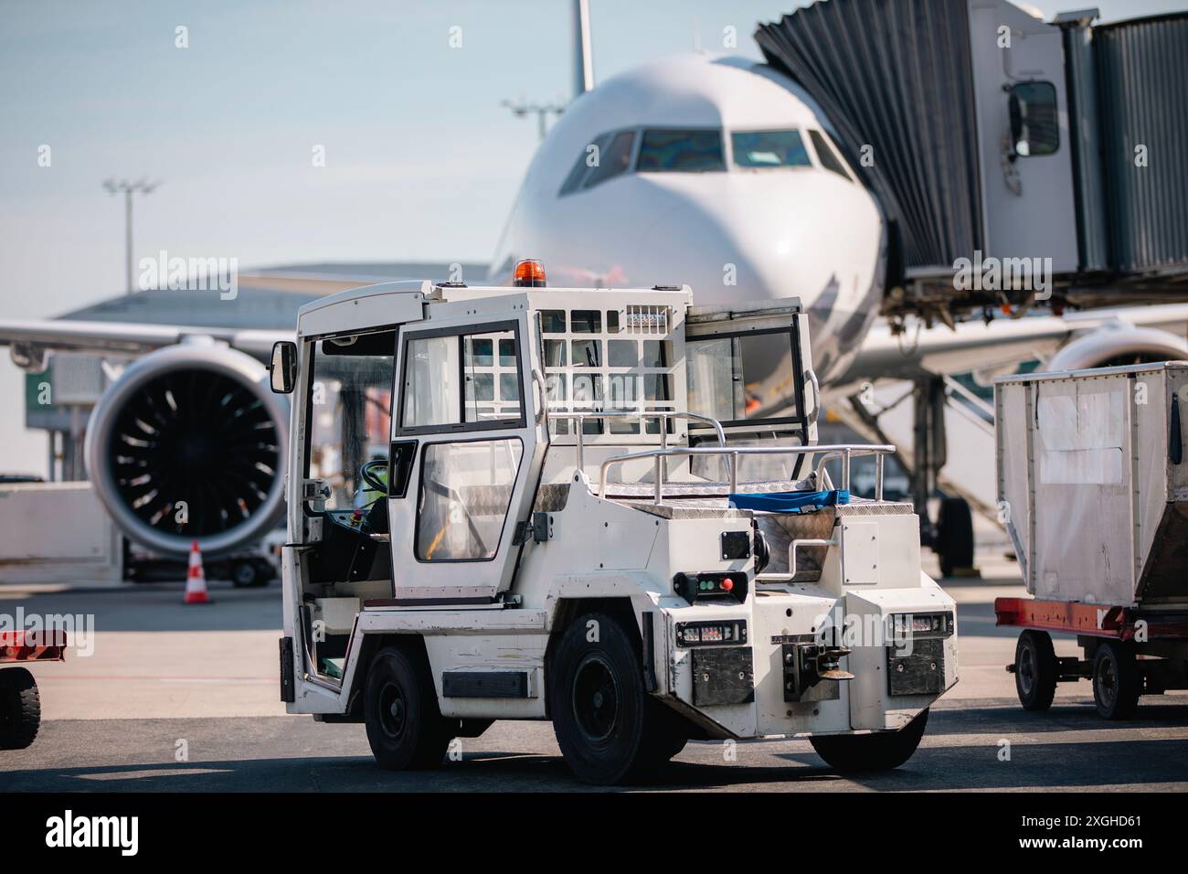 Avion de préparation à l'aéroport. Chargement de conteneurs de fret à l'avion le jour ensoleillé. Thèmes aviation, logistique et transport. Banque D'Images