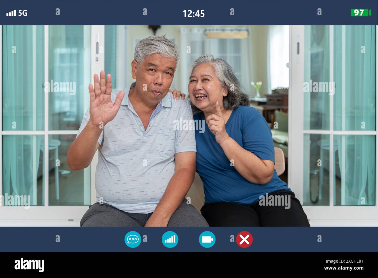 Vue de capture d'écran de l'application des grands-parents matures heureux assis à la maison ayant un appel vidéo avec des parents, vieil homme souriant et femme discutant en ligne u Banque D'Images