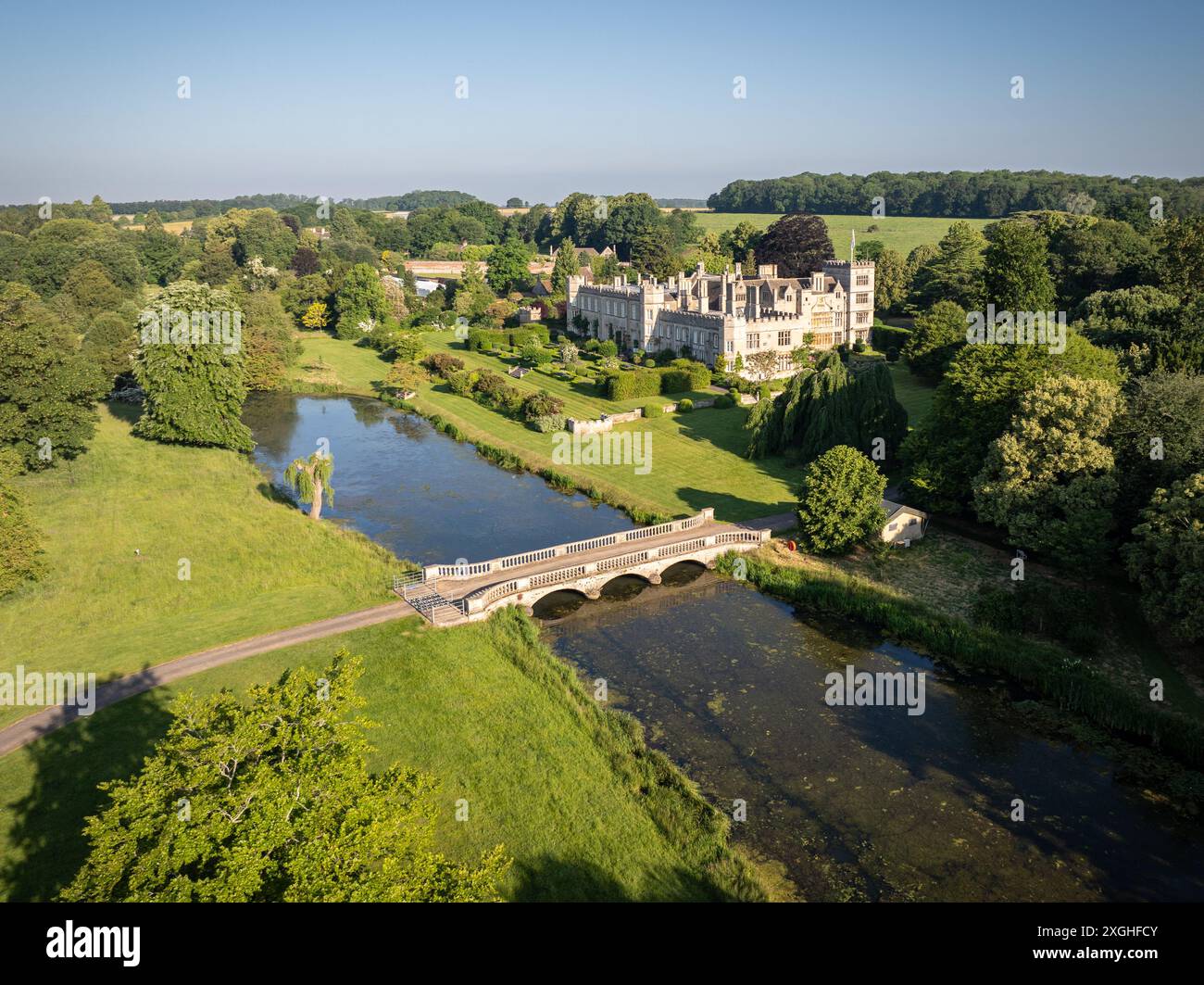 Tir par drone de la maison de campagne de Deene Park avec rivière et pont Banque D'Images