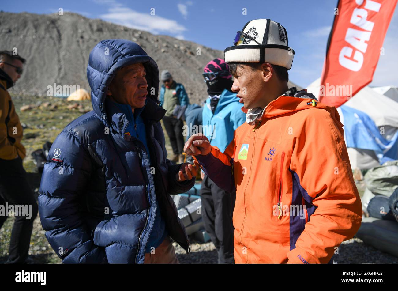 (240709) -- AKTO, 9 juillet 2024 (Xinhua) -- alors que l'équipe d'alpinisme est sur le point de partir, Li Yuan (à gauche), le chef de l'expédition Muztagh Ata de l'Association d'alpinisme du Xinjiang, donne des instructions à Taxibayi Janibaiki concernant le placement des marchandises transportées au camping et d'autres questions de sécurité dans la région autonome ouïgoure du Xinjiang au nord-ouest de la Chine, le 4 juillet 2024. Le Muztagh Ata, situé sur le plateau du Pamir à une altitude de plus de 7 500 mètres dans la région autonome ouïgur du Xinjiang au nord-ouest de la Chine, est une attraction pour les amateurs d'alpinisme du monde entier. Pendant le clim Banque D'Images