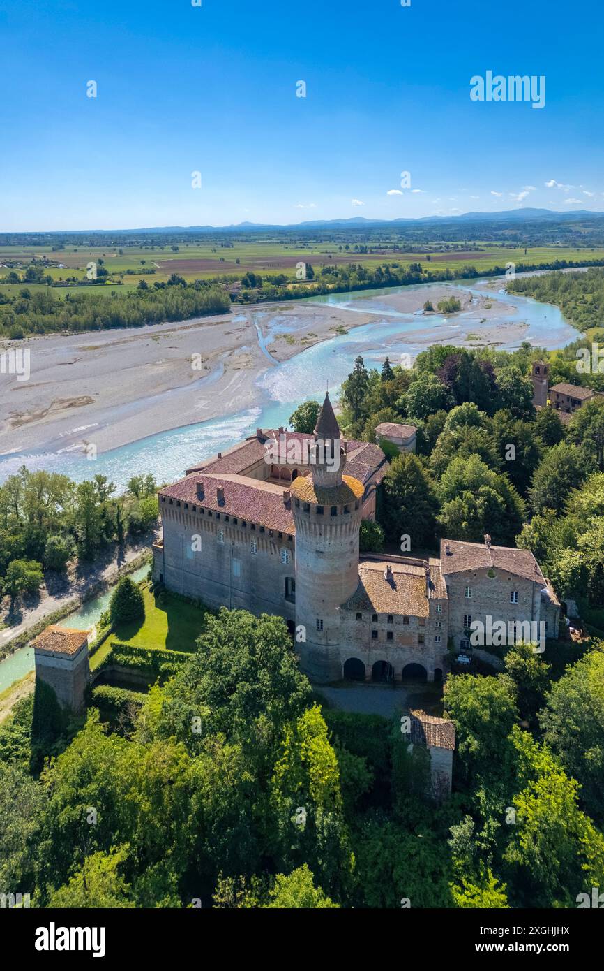 Vue aérienne du château médiéval de Rivalta construit sur la rivière Trebbia. Quartier de Piacenza, Emilie-Romagne, Italie. Banque D'Images