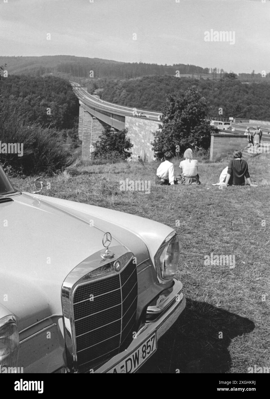 Transport / transport, voitures, autoroute, autoroute fédérale A7 au viaduc de Werra, Hedemuenden, ADDITIONAL-RIGHTS-CLEARANCE-INFO-NOT-AVAILABLE Banque D'Images