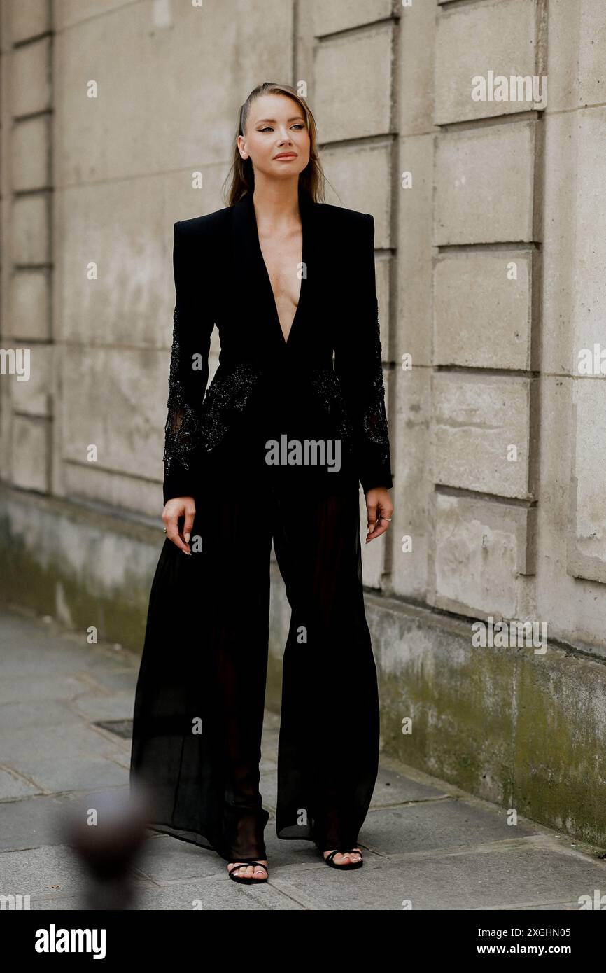 Street style, Amandine petit arrivée au Zuhair Murad automne hiver 2024-2025 salon haute Couture, tenu à l'Hôtel Rothschild, Paris, France, le 26 juin 2024. Photo de Marie-Paola Bertrand-Hillion/ABACAPRESS. COM Banque D'Images