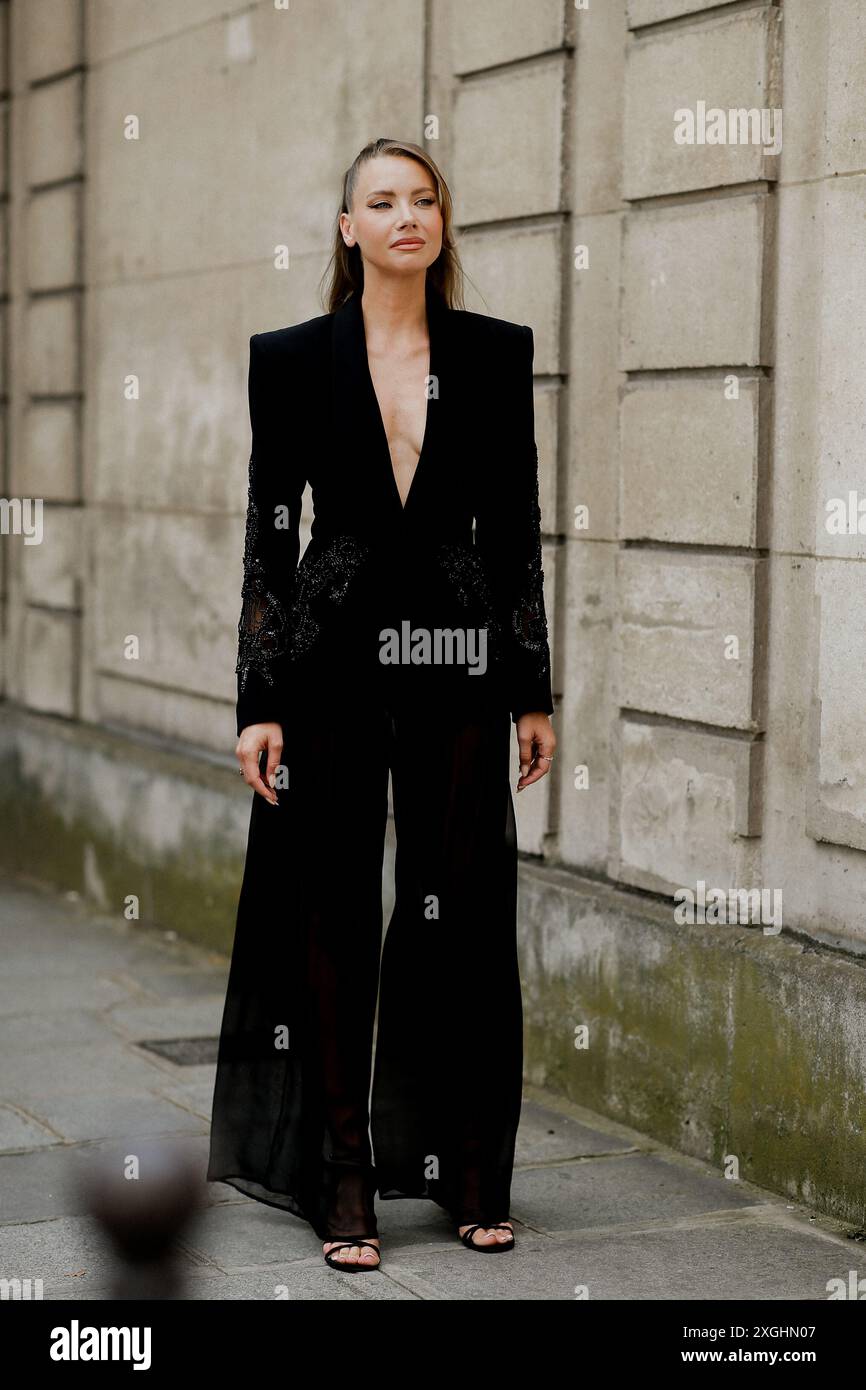 Street style, Amandine petit arrivée au Zuhair Murad automne hiver 2024-2025 salon haute Couture, tenu à l'Hôtel Rothschild, Paris, France, le 26 juin 2024. Photo de Marie-Paola Bertrand-Hillion/ABACAPRESS. COM Banque D'Images