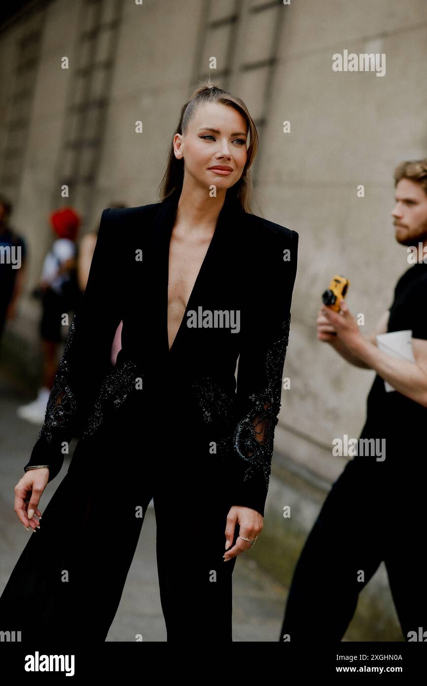 Street style, Amandine petit arrivée au Zuhair Murad automne hiver 2024-2025 salon haute Couture, tenu à l'Hôtel Rothschild, Paris, France, le 26 juin 2024. Photo de Marie-Paola Bertrand-Hillion/ABACAPRESS. COM Banque D'Images