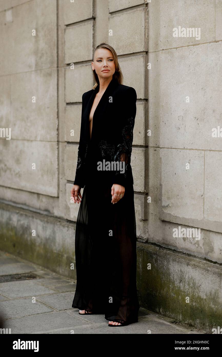 Street style, Amandine petit arrivée au Zuhair Murad automne hiver 2024-2025 salon haute Couture, tenu à l'Hôtel Rothschild, Paris, France, le 26 juin 2024. Photo de Marie-Paola Bertrand-Hillion/ABACAPRESS. COM Banque D'Images
