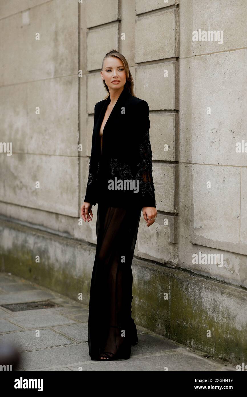 Street style, Amandine petit arrivée au Zuhair Murad automne hiver 2024-2025 salon haute Couture, tenu à l'Hôtel Rothschild, Paris, France, le 26 juin 2024. Photo de Marie-Paola Bertrand-Hillion/ABACAPRESS. COM Banque D'Images