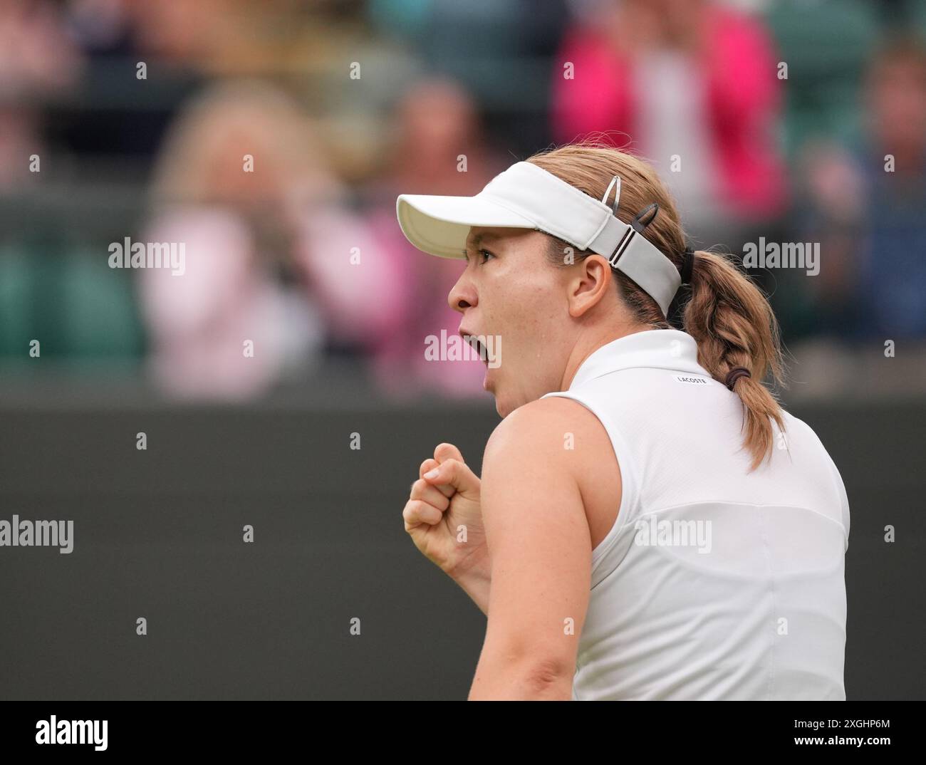 LONDRES, ANGLETERRE - 09 JUILLET : Lulu Sun de Nouvelle-Zélande célèbre un point contre Donna Vekic de Croatie dans son quart de finale en Singles pour dames lors de la neuvième journée des Championnats Wimbledon 2024 au All England Lawn Tennis and Croquet Club le 9 juillet 2024 à Londres, Angleterre. Crédit : MB Media solutions/Alamy Live News Banque D'Images