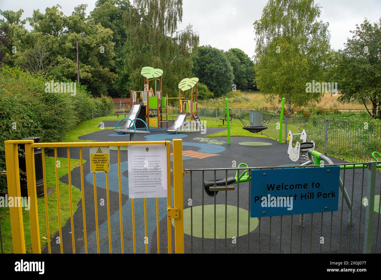 Chalfont St Giles, Royaume-Uni. 9 juillet 2024. Le joli village de Chalfont St Giles dans le Buckinghamshire, a été nommé le 'village le plus odorant de Grande-Bretagne'. Depuis janvier de cette année, Thames Water rejette les eaux usées des bassins de Balacing Amersham dans la rivière Misbourne, un précieux ruisseau de craie qui traverse Chalfont St Peter pendant plus de 3 500 heures. Le conseil paroissial de Chalfont St Giles a maintenant fermé l'accès à l'aire de jeux pour enfants (photo), l'étang du village et le pont sur la rivière Misbourne pour essayer d'empêcher les villageois d'entrer en contact avec une éventuelle pollution. Le vil Banque D'Images