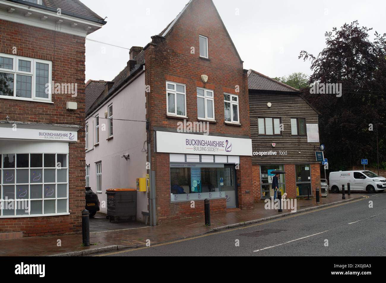 Chalfont St Giles, Royaume-Uni. 9 juillet 2024. Le joli village de Chalfont St Giles dans le Buckinghamshire, a été nommé le 'village le plus odorant de Grande-Bretagne'. Depuis janvier de cette année, Thames Water rejette les eaux usées des bassins de Balacing Amersham dans la rivière Misbourne, un précieux ruisseau de craie qui traverse Chalfont St Peter pendant plus de 3 500 heures. Le conseil paroissial de Chalfont St Giles a maintenant fermé l'accès à l'aire de jeux pour enfants, à l'étang du village et au pont sur la rivière Misbourne pour essayer d'empêcher les villageois d'entrer en contact avec une éventuelle pollution. Les villages sont a Banque D'Images