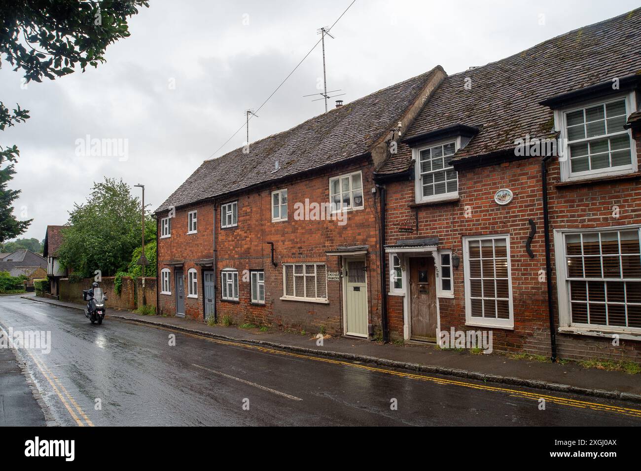 Chalfont St Giles, Royaume-Uni. 9 juillet 2024. Le joli village de Chalfont St Giles dans le Buckinghamshire, a été nommé le 'village le plus odorant de Grande-Bretagne'. Depuis janvier de cette année, Thames Water rejette les eaux usées des bassins de Balacing Amersham dans la rivière Misbourne, un précieux ruisseau de craie qui traverse Chalfont St Peter pendant plus de 3 500 heures. Le conseil paroissial de Chalfont St Giles a maintenant fermé l'accès à l'aire de jeux pour enfants, à l'étang du village et au pont sur la rivière Misbourne pour essayer d'empêcher les villageois d'entrer en contact avec une éventuelle pollution. Les villages sont a Banque D'Images