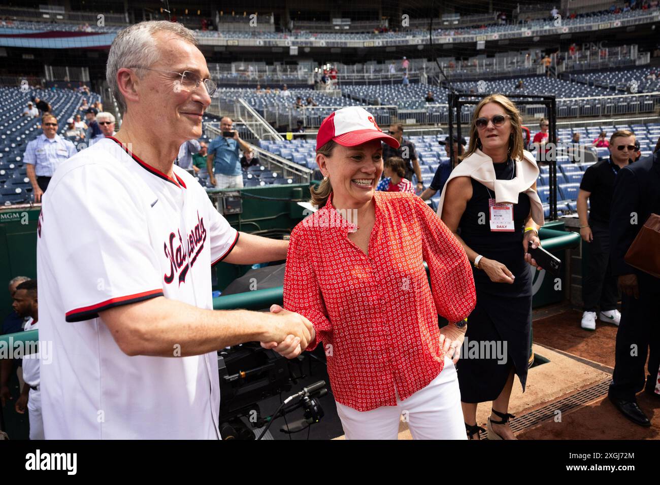 Washington, États-Unis. 08 juillet 2024. Le secrétaire général de l’OTAN, Jens Stoltenberg, lance le premier terrain au Washington Nationals Park le lundi 8 juillet 2024. Stoltenberg, qui est en ville avant le sommet du 75e anniversaire de l'OTAN, a été rejoint au stade par le secrétaire d'État américain Anthony Blinken et Julianne Smith, représentante permanente des États-Unis auprès de l'OTAN. Photo via NATO/UPI crédit : UPI/Alamy Live News Banque D'Images