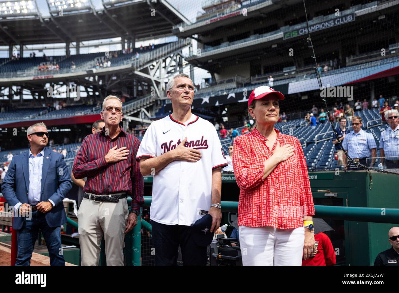 Washington, États-Unis. 08 juillet 2024. Le secrétaire général de l’OTAN, Jens Stoltenberg, lance le premier terrain au Washington Nationals Park le lundi 8 juillet 2024. Stoltenberg, qui est en ville avant le sommet du 75e anniversaire de l'OTAN, a été rejoint au stade par le secrétaire d'État américain Anthony Blinken et Julianne Smith, représentante permanente des États-Unis auprès de l'OTAN. Photo via NATO/UPI crédit : UPI/Alamy Live News Banque D'Images