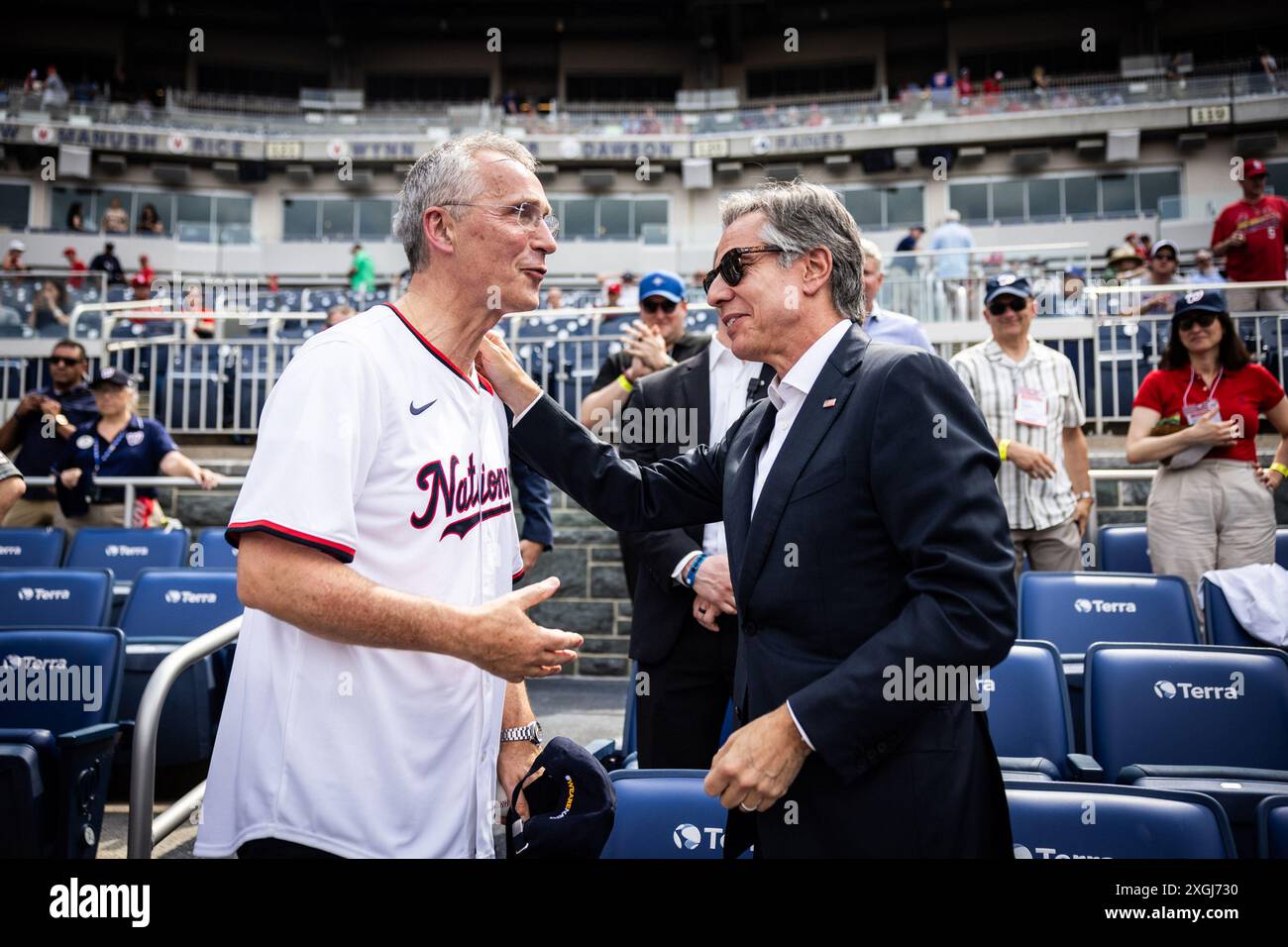 Washington, États-Unis. 08 juillet 2024. Le secrétaire général de l’OTAN, Jens Stoltenberg, lance le premier terrain au Washington Nationals Park le lundi 8 juillet 2024. Stoltenberg, qui est en ville avant le sommet du 75e anniversaire de l'OTAN, a été rejoint au stade par le secrétaire d'État américain Anthony Blinken et Julianne Smith, représentante permanente des États-Unis auprès de l'OTAN. Photo via NATO/UPI crédit : UPI/Alamy Live News Banque D'Images