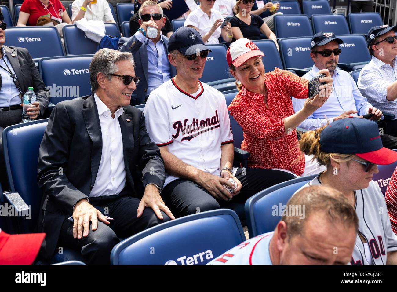 Washington, États-Unis. 08 juillet 2024. Le secrétaire général de l’OTAN, Jens Stoltenberg, lance le premier terrain au Washington Nationals Park le lundi 8 juillet 2024. Stoltenberg, qui est en ville avant le sommet du 75e anniversaire de l'OTAN, a été rejoint au stade par le secrétaire d'État américain Anthony Blinken et Julianne Smith, représentante permanente des États-Unis auprès de l'OTAN. Photo via NATO/UPI crédit : UPI/Alamy Live News Banque D'Images