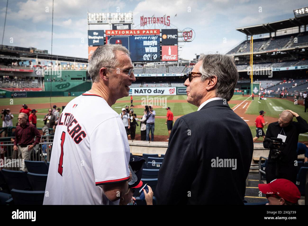 Washington, États-Unis. 08 juillet 2024. Le secrétaire général de l’OTAN, Jens Stoltenberg, lance le premier terrain au Washington Nationals Park le lundi 8 juillet 2024. Stoltenberg, qui est en ville avant le sommet du 75e anniversaire de l'OTAN, a été rejoint au stade par le secrétaire d'État américain Anthony Blinken et Julianne Smith, représentante permanente des États-Unis auprès de l'OTAN. Photo via NATO/UPI crédit : UPI/Alamy Live News Banque D'Images