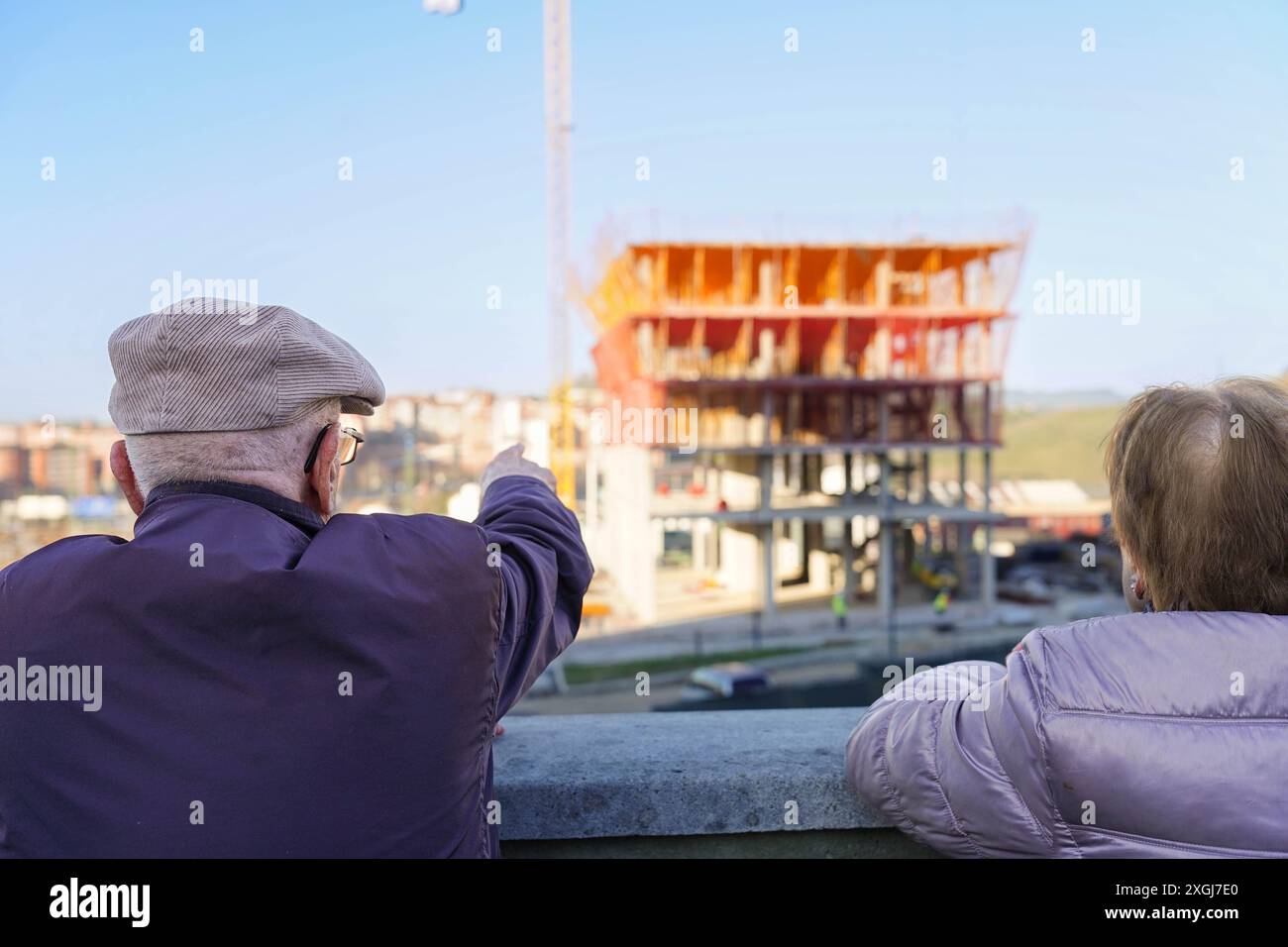 Vue arrière d'un mariage âgé regardant leur future maison. Concept immobilier Banque D'Images