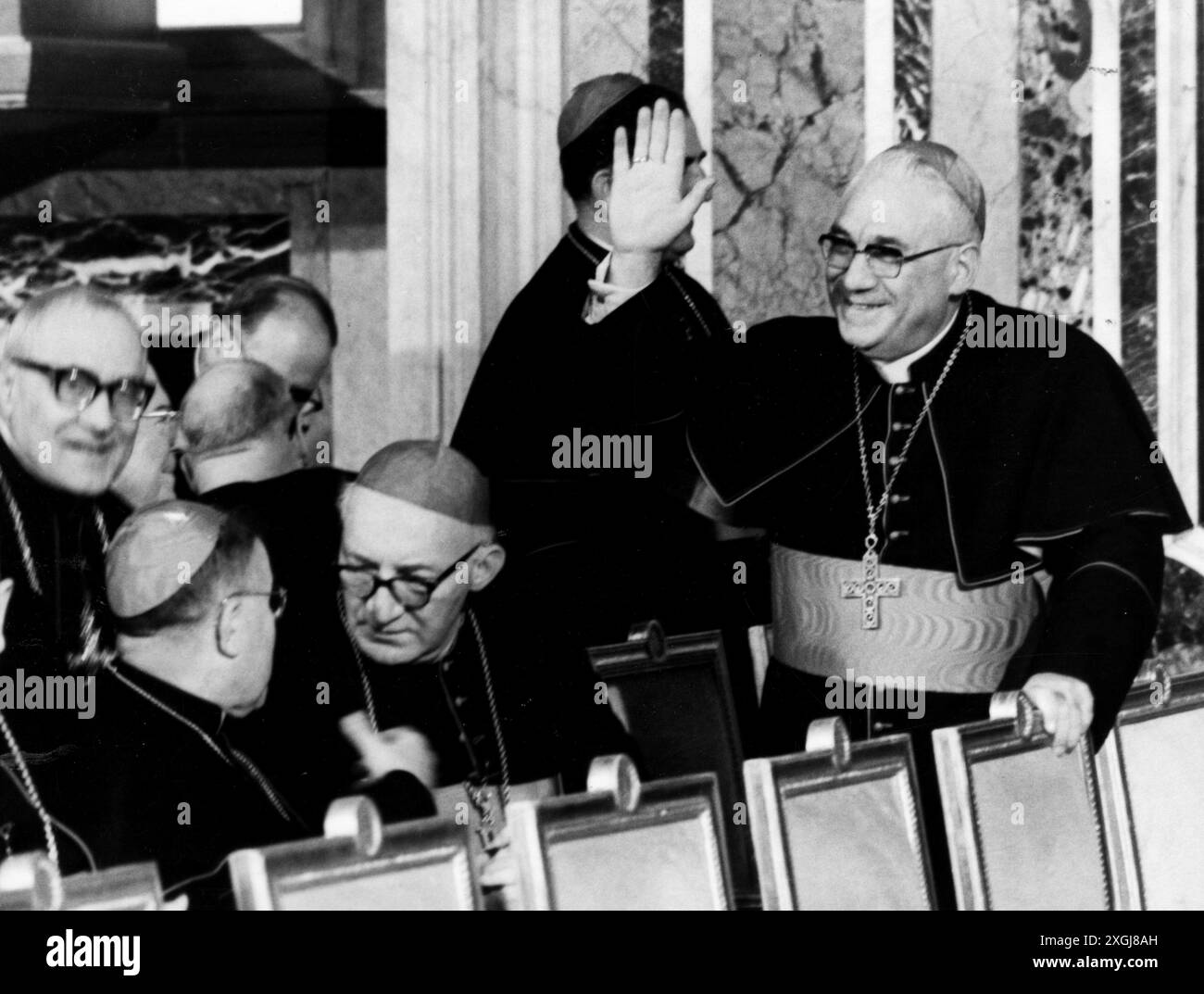 1977 Roma Archivio Storico Olycom/LaPresse Pericle Felici (Segni, 1º agosto 1911 - Foggia, 22 marzo 1982) è stato un cardinale e arcivescovo cattolico Italiano. Al momento della sua nomina a cardinale e fino alla creazione del cardinale Sebastiano Baggio è stato il porporporato italiano più giovane. Ha partecipato attivamente, come segretario generale, ai lavori del Concilio Vaticano II. È considérato l'artefice della revisione del Codice di Diritto Canonico. Nella Foto : Pericle Felici prefetto del Supremo Tribunale della Segnatura Apostolica. Sur la photo : Pericle Felici préfet du suprême Banque D'Images