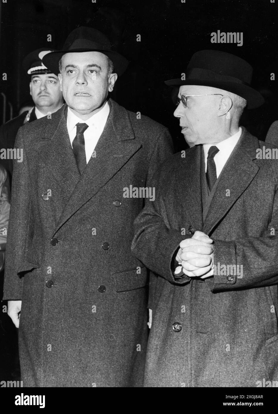 Ottobre 1962 Milano Archivio Storico Olycom/LaPresse Giorgio Bo (Sestri Levante, 4 febbraio 1905 - Roma, 19 gennaio 1980) è stato un politico, antifascista e partigiano Italiano, più volte Ministro della Repubblica Italiana e membro storico della Democrazia Cristiana. Nella Foto : Giorgio Bo e Ing Boldrini a Milano in seguito alla morte di Enrico Mattei presidente dell'ENI sur la photo : Giorgio Bo et Ing Boldrini à Milan suite au décès d'Enrico Mattei, président d'ENI crédit : LaPresse/Alamy Live News Banque D'Images Ottobre 1962 Milano Archivio Storico Olycom/LaPresse Giorgio Bo (Sestri Levante, 4 febbraio 1905 - Roma, 19 gennaio 1980) è stato un politico, antifascista e partigiano Italiano, più volte Ministro della Repubblica Italiana e membro storico della Democrazia Cristiana. Nella Foto : Giorgio Bo e Ing Boldrini a Milano in seguito alla morte di Enrico Mattei presidente dell'ENI sur la photo : Giorgio Bo et Ing Boldrini à Milan suite au décès d'Enrico Mattei, président d'ENI crédit : LaPresse/Alamy Live News Banque D'Images
