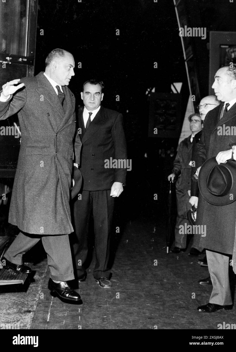 Ottobre 1962 Milano Archivio Storico Olycom/LaPresse Giorgio Bo (Sestri Levante, 4 febbraio 1905 - Roma, 19 gennaio 1980) è stato un politico, antifascista e partigiano Italiano, più volte Ministro della Repubblica Italiana e membro storico della Democrazia Cristiana. Nella Foto : Giorgio Bo e Ing Boldrini a Milano in seguito alla morte di Enrico Mattei presidente dell'ENI sur la photo : Giorgio Bo et Ing Boldrini à Milan suite au décès d'Enrico Mattei, président d'ENI crédit : LaPresse/Alamy Live News Banque D'Images Ottobre 1962 Milano Archivio Storico Olycom/LaPresse Giorgio Bo (Sestri Levante, 4 febbraio 1905 - Roma, 19 gennaio 1980) è stato un politico, antifascista e partigiano Italiano, più volte Ministro della Repubblica Italiana e membro storico della Democrazia Cristiana. Nella Foto : Giorgio Bo e Ing Boldrini a Milano in seguito alla morte di Enrico Mattei presidente dell'ENI sur la photo : Giorgio Bo et Ing Boldrini à Milan suite au décès d'Enrico Mattei, président d'ENI crédit : LaPresse/Alamy Live News Banque D'Images