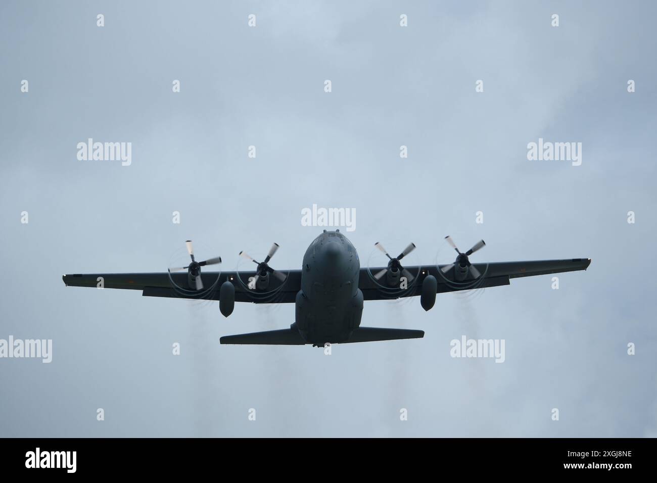 Avion de transport militaire à quatre moteurs turbopropulsés dans le ciel. (Lockheed C-130 Hercules) Banque D'Images