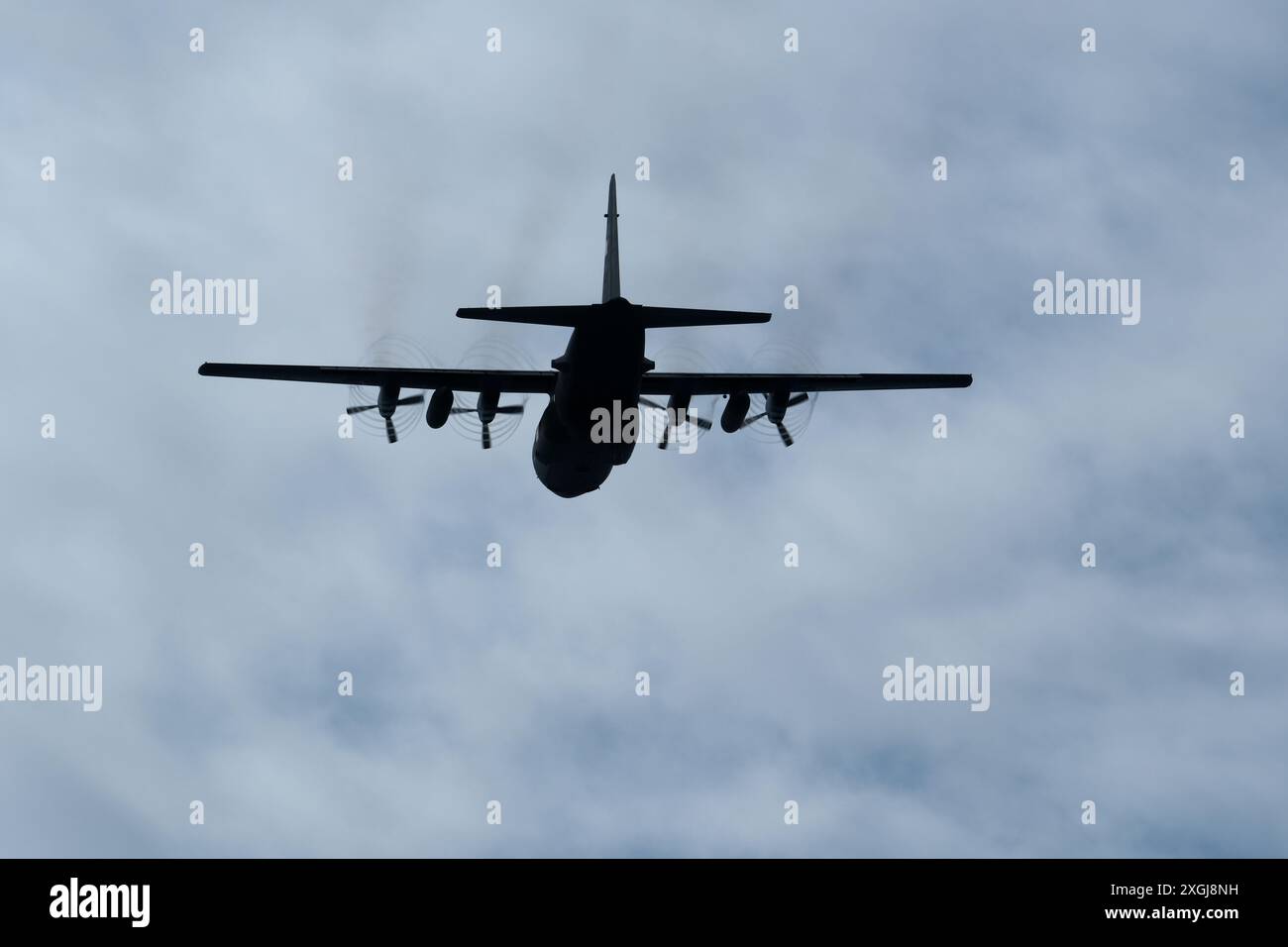 Avion de transport militaire à quatre moteurs turbopropulsés dans le ciel. (Lockheed C-130 Hercules) Banque D'Images