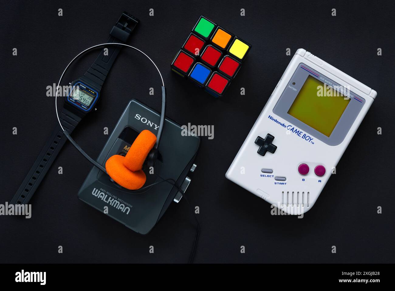 Technologie rétro des années 1980/1990, y compris Sony Walkman, Nintendo Game Boy, montre numérique Casio, avec cube Rubik Banque D'Images