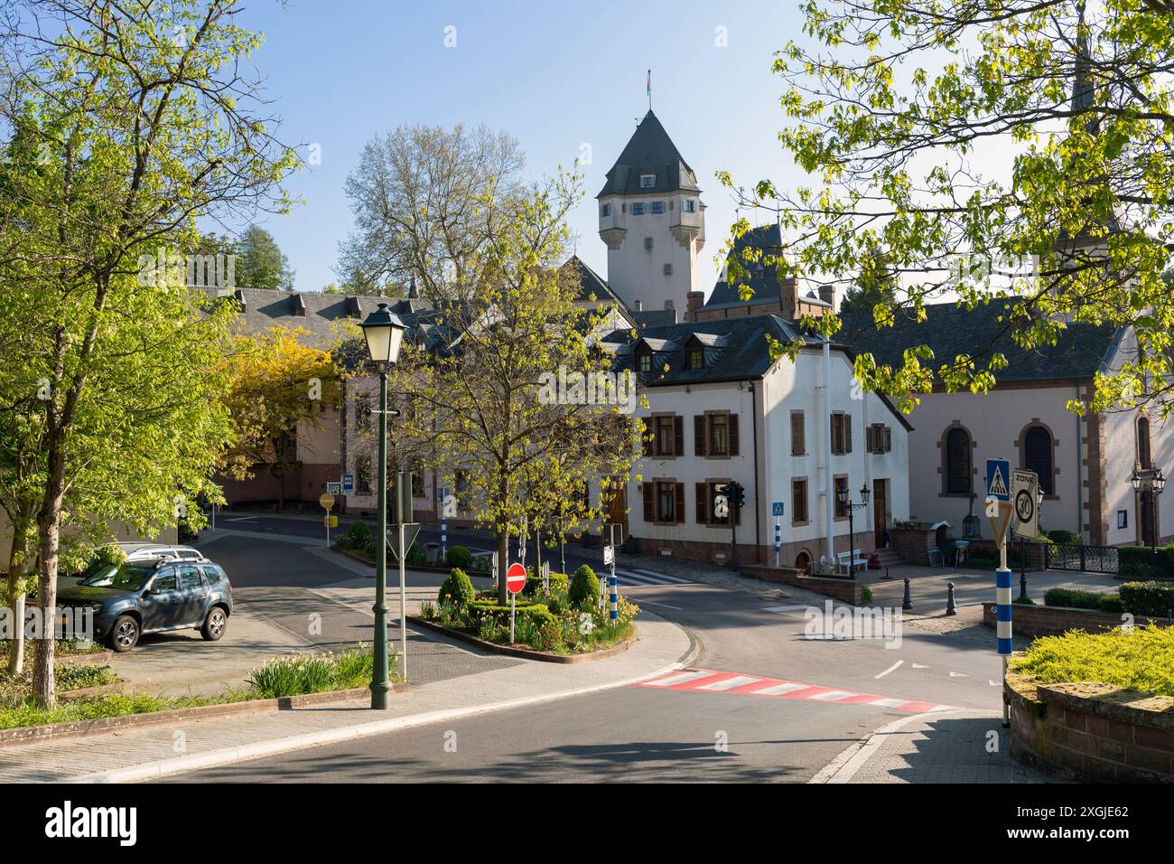 Europe, Luxembourg, Colmar-Berg, Village Centre avec lointain Château de Berg (résidence principale du Grand-Duc de Luxembourg) Banque D'Images