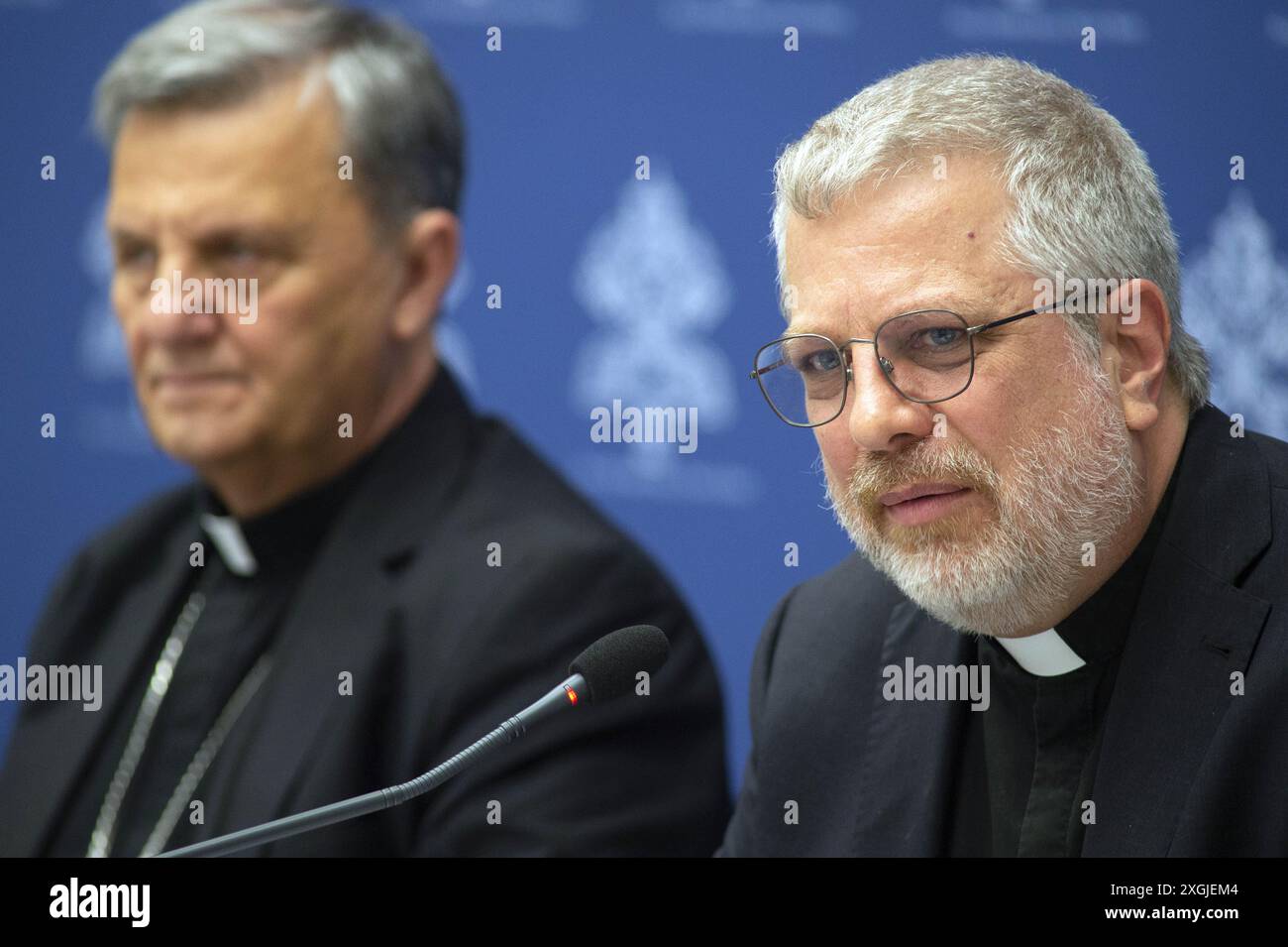 Italie, Rome, Vatican, 2024/9.le cardinal Mario Grech et le père Giacomo Costa assistent à une conférence de presse pour présenter l’« Instrumentum Laboris », un document préparatoire en vue de la 16e Assemblée générale ordinaire du Synode des évêques, au Vatican photographie par Alessia Giuliani / Catholic Press photo s. RESTREINTE À UN USAGE ÉDITORIAL - PAS DE MARKETING - PAS DE CAMPAGNES PUBLICITAIRES. Banque D'Images Italie, Rome, Vatican, 2024/9.le cardinal Mario Grech et le père Giacomo Costa assistent à une conférence de presse pour présenter l’« Instrumentum Laboris », un document préparatoire en vue de la 16e Assemblée générale ordinaire du Synode des évêques, au Vatican photographie par Alessia Giuliani / Catholic Press photo s. RESTREINTE À UN USAGE ÉDITORIAL - PAS DE MARKETING - PAS DE CAMPAGNES PUBLICITAIRES. Banque D'Images