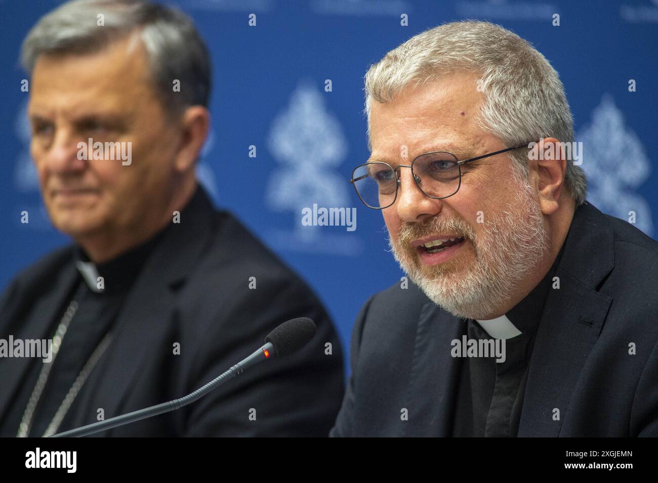 Italie, Rome, Vatican, 2024/9.le cardinal Mario Grech et le père Giacomo Costa assistent à une conférence de presse pour présenter l’« Instrumentum Laboris », un document préparatoire en vue de la 16e Assemblée générale ordinaire du Synode des évêques, au Vatican photographie par Alessia Giuliani / Catholic Press photo s. RESTREINTE À UN USAGE ÉDITORIAL - PAS DE MARKETING - PAS DE CAMPAGNES PUBLICITAIRES. Banque D'Images Italie, Rome, Vatican, 2024/9.le cardinal Mario Grech et le père Giacomo Costa assistent à une conférence de presse pour présenter l’« Instrumentum Laboris », un document préparatoire en vue de la 16e Assemblée générale ordinaire du Synode des évêques, au Vatican photographie par Alessia Giuliani / Catholic Press photo s. RESTREINTE À UN USAGE ÉDITORIAL - PAS DE MARKETING - PAS DE CAMPAGNES PUBLICITAIRES. Banque D'Images