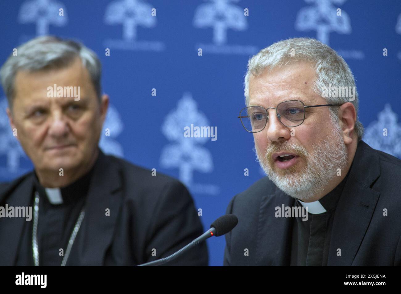 Italie, Rome, Vatican, 2024/9.le cardinal Mario Grech et le père Giacomo Costa assistent à une conférence de presse pour présenter l’« Instrumentum Laboris », un document préparatoire en vue de la 16e Assemblée générale ordinaire du Synode des évêques, au Vatican photographie par Alessia Giuliani / Catholic Press photo s. RESTREINTE À UN USAGE ÉDITORIAL - PAS DE MARKETING - PAS DE CAMPAGNES PUBLICITAIRES. Banque D'Images Italie, Rome, Vatican, 2024/9.le cardinal Mario Grech et le père Giacomo Costa assistent à une conférence de presse pour présenter l’« Instrumentum Laboris », un document préparatoire en vue de la 16e Assemblée générale ordinaire du Synode des évêques, au Vatican photographie par Alessia Giuliani / Catholic Press photo s. RESTREINTE À UN USAGE ÉDITORIAL - PAS DE MARKETING - PAS DE CAMPAGNES PUBLICITAIRES. Banque D'Images