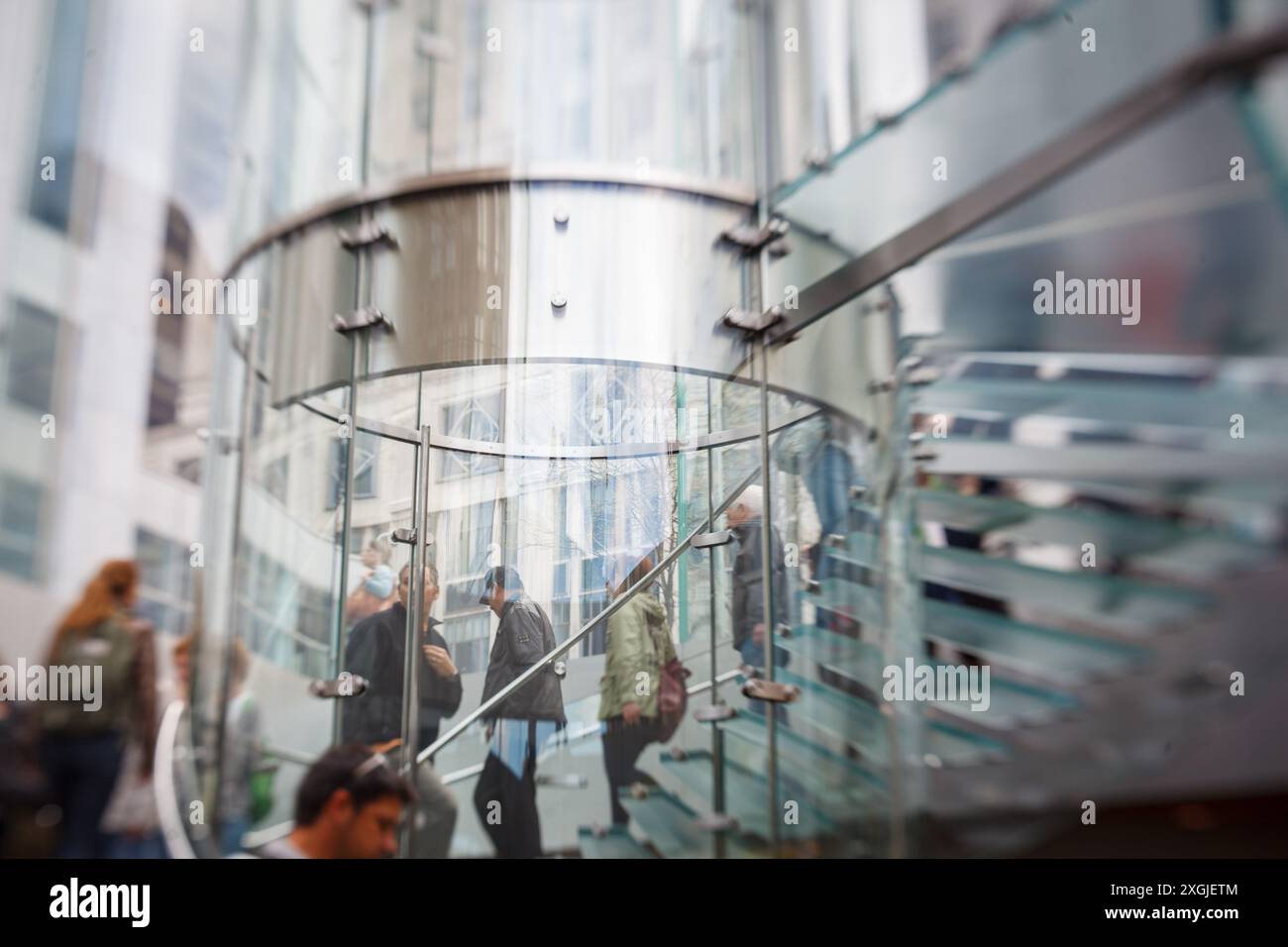 L'escalier en verre emblématique du cube Apple Store à Fifth Avenue, Manhattan, New York Banque D'Images