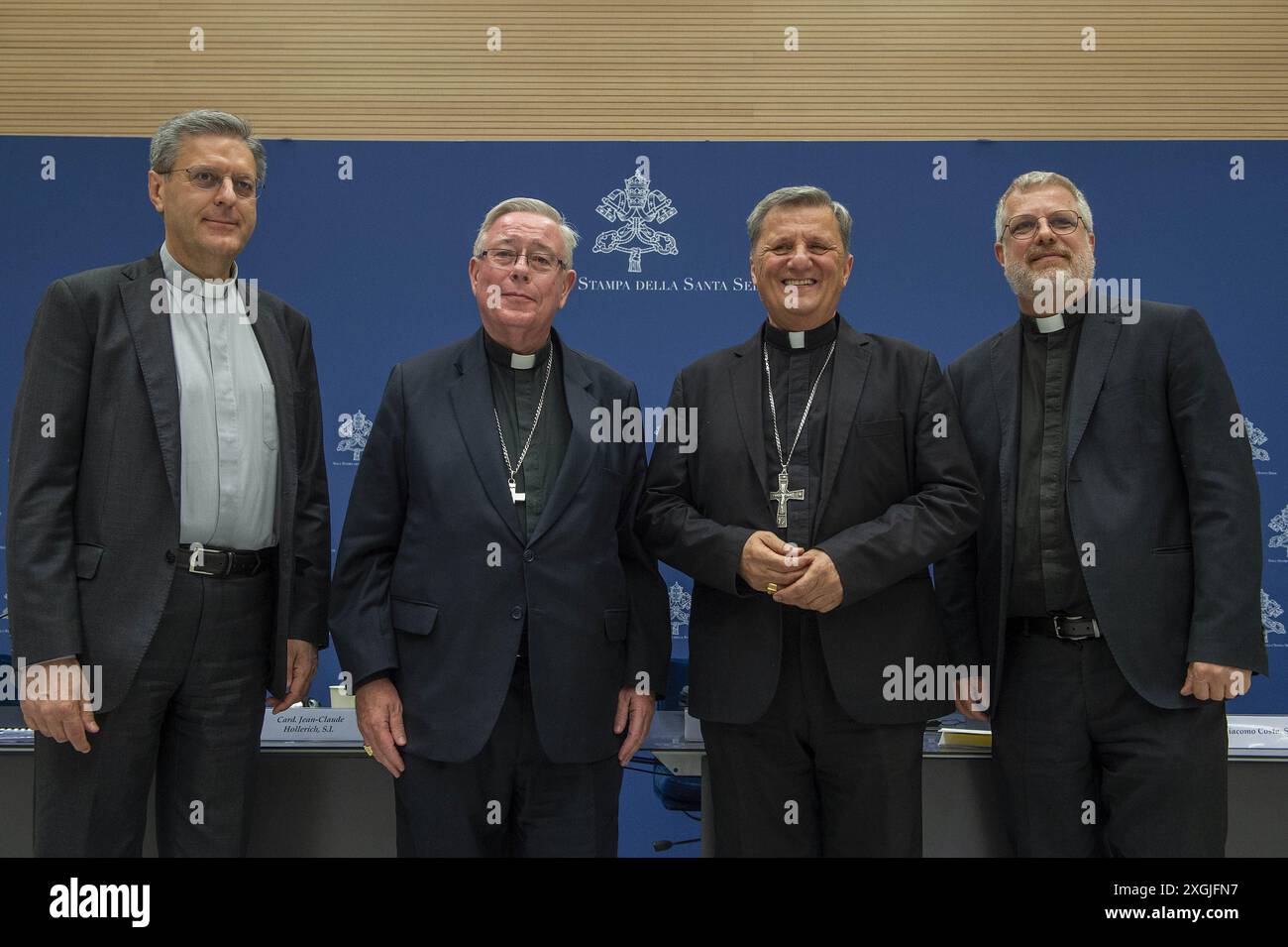 **NON LIBRI** Italie, Rome, Vatican, 2024/9.de gauche à droite, Monseigneur Riccardo Batocchio, le cardinal Jean-Claude Hollerich, le cardinal Mario Grech et le père Giacomo Costa posent pour une photo après une conférence de presse pour présenter l’« Instrumentum Laboris », un document préparatoire en vue de la 16ème Assemblée générale ordinaire du Synode des évêques, au Vatican photographie par Alessia Giuliani / Catholic Press photo s. RESTREINTE À UN USAGE ÉDITORIAL - PAS DE MARKETING - PAS DE CAMPAGNES PUBLICITAIRES. Banque D'Images **NON LIBRI** Italie, Rome, Vatican, 2024/9.de gauche à droite, Monseigneur Riccardo Batocchio, le cardinal Jean-Claude Hollerich, le cardinal Mario Grech et le père Giacomo Costa posent pour une photo après une conférence de presse pour présenter l’« Instrumentum Laboris », un document préparatoire en vue de la 16ème Assemblée générale ordinaire du Synode des évêques, au Vatican photographie par Alessia Giuliani / Catholic Press photo s. RESTREINTE À UN USAGE ÉDITORIAL - PAS DE MARKETING - PAS DE CAMPAGNES PUBLICITAIRES. Banque D'Images