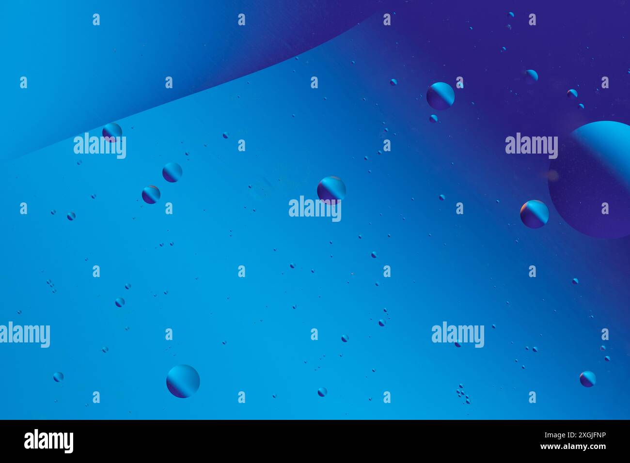 Des formes abstraites bleues et des bulles, formant un motif fluide et paisible, comme une scène sous-marine Banque D'Images