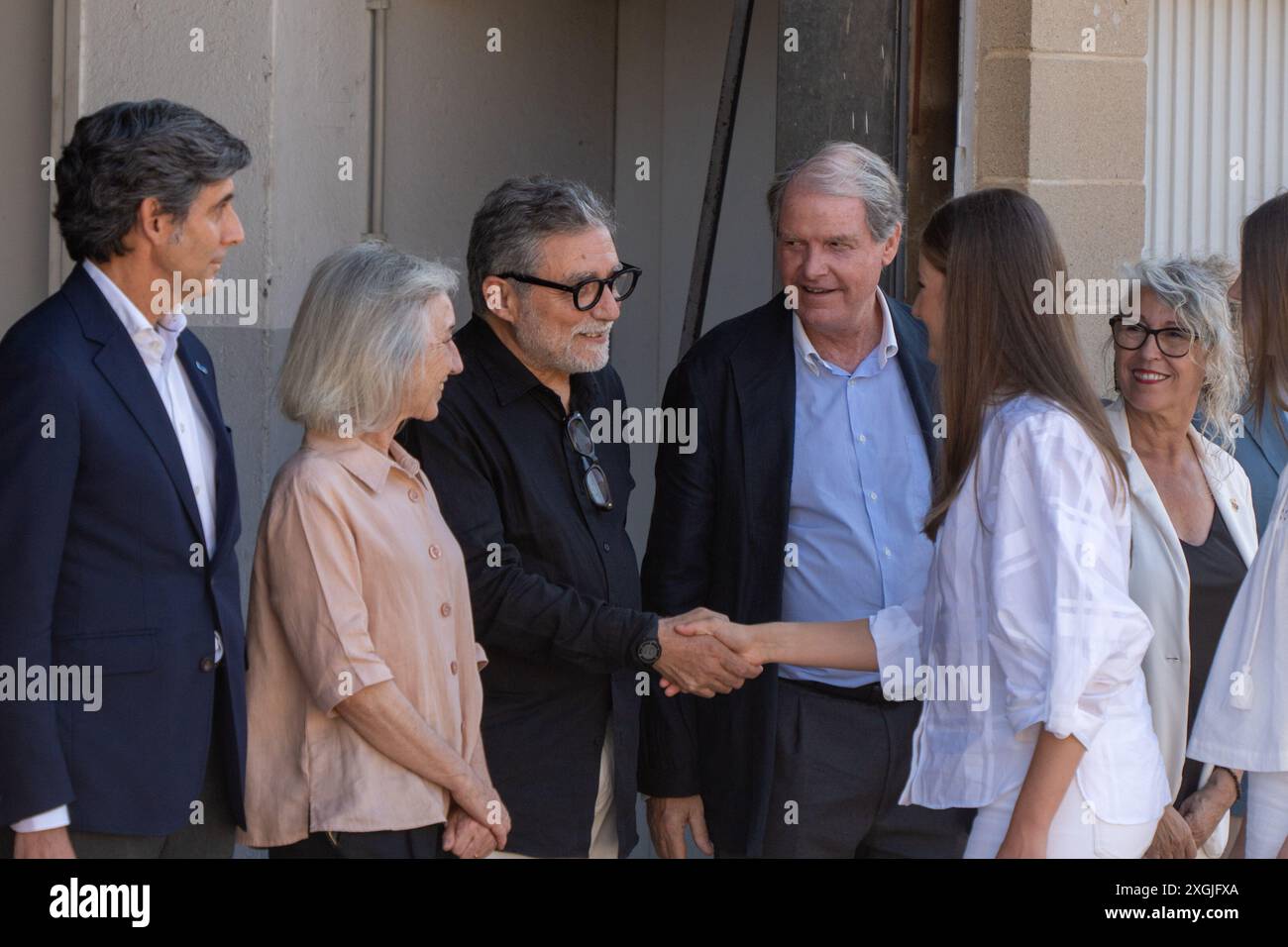 La princesse Leonor et l'Infante Sofia visitent l'atelier du célèbre sculpteur Jaume Plensa accompagné des lauréats des Prix Princesse de Gérone. Après l'événement, la princesse et l'infanta ont salué le grand public qui les attendait sous un soleil flamboyant. La princesa Leonor y la infanta Sofía visitan el Taller del famoso escultor Jaume Plensa acompañadas por los premiados en los Premios Princesa de Girona. Al terminar el acto, la princesa y la infanta han saludado al numeroso público que las esperaba bajo un sol de justicia. Sur la photo : Jaume Plensa, princesa Leonor, infanta S Banque D'Images