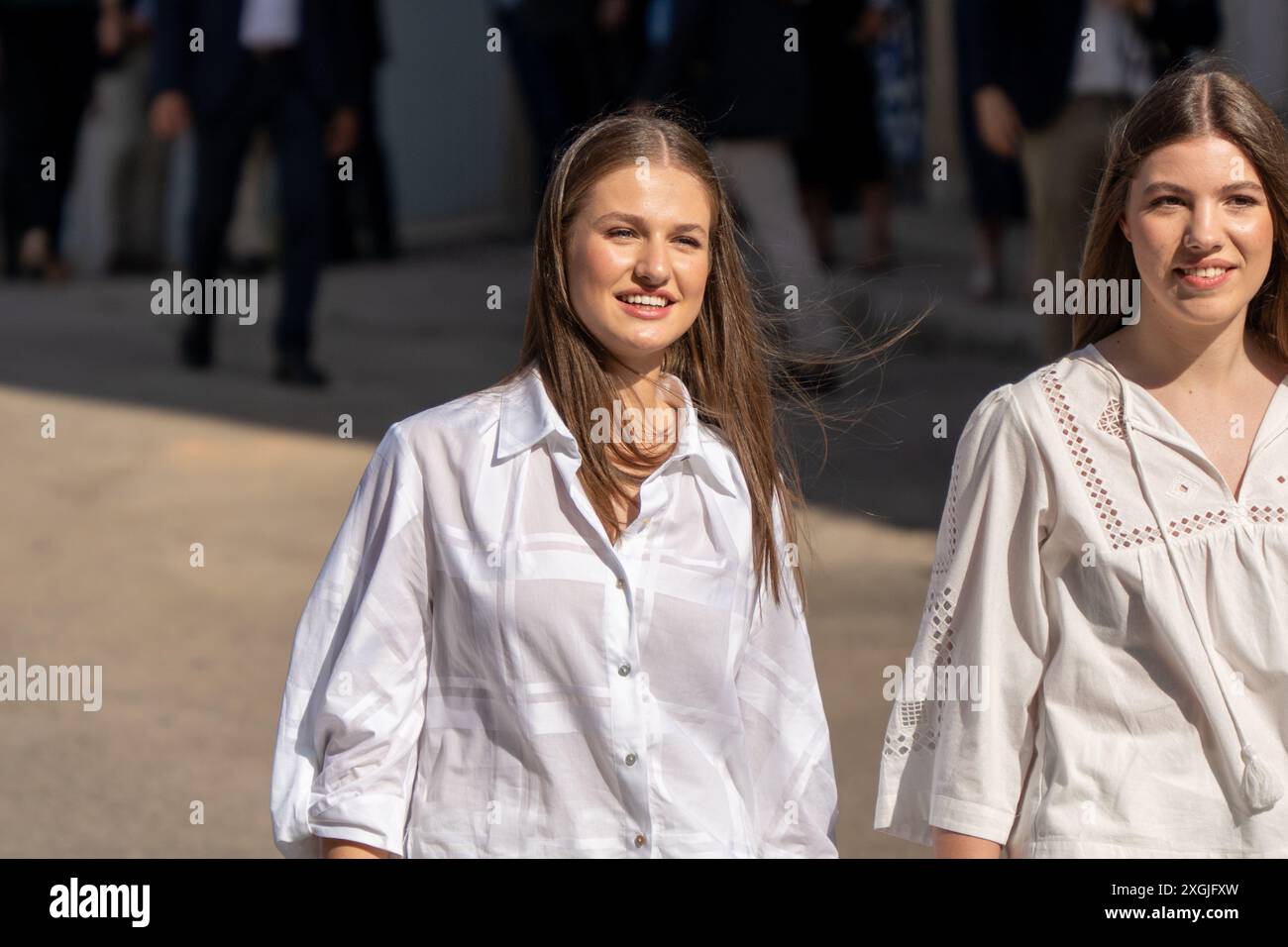 La princesse Leonor et l'Infante Sofia visitent l'atelier du célèbre sculpteur Jaume Plensa accompagné des lauréats des Prix Princesse de Gérone. Après l'événement, la princesse et l'infanta ont salué le grand public qui les attendait sous un soleil flamboyant. La princesa Leonor y la infanta Sofía visitan el Taller del famoso escultor Jaume Plensa acompañadas por los premiados en los Premios Princesa de Girona. Al terminar el acto, la princesa y la infanta han saludado al numeroso público que las esperaba bajo un sol de justicia. Sur la photo : Jaume Plensa, princesa Leonor, infanta S Banque D'Images