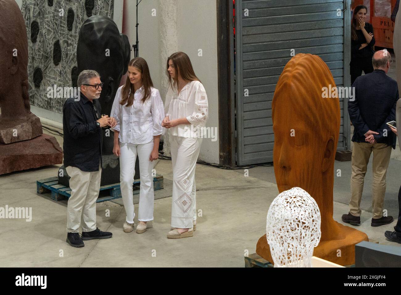 La princesse Leonor et l'Infante Sofia visitent l'atelier du célèbre sculpteur Jaume Plensa accompagné des lauréats des Prix Princesse de Gérone. Après l'événement, la princesse et l'infanta ont salué le grand public qui les attendait sous un soleil flamboyant. La princesa Leonor y la infanta Sofía visitan el Taller del famoso escultor Jaume Plensa acompañadas por los premiados en los Premios Princesa de Girona. Al terminar el acto, la princesa y la infanta han saludado al numeroso público que las esperaba bajo un sol de justicia. Sur la photo : Jaume Plensa, princesa Leonor, infanta S Banque D'Images