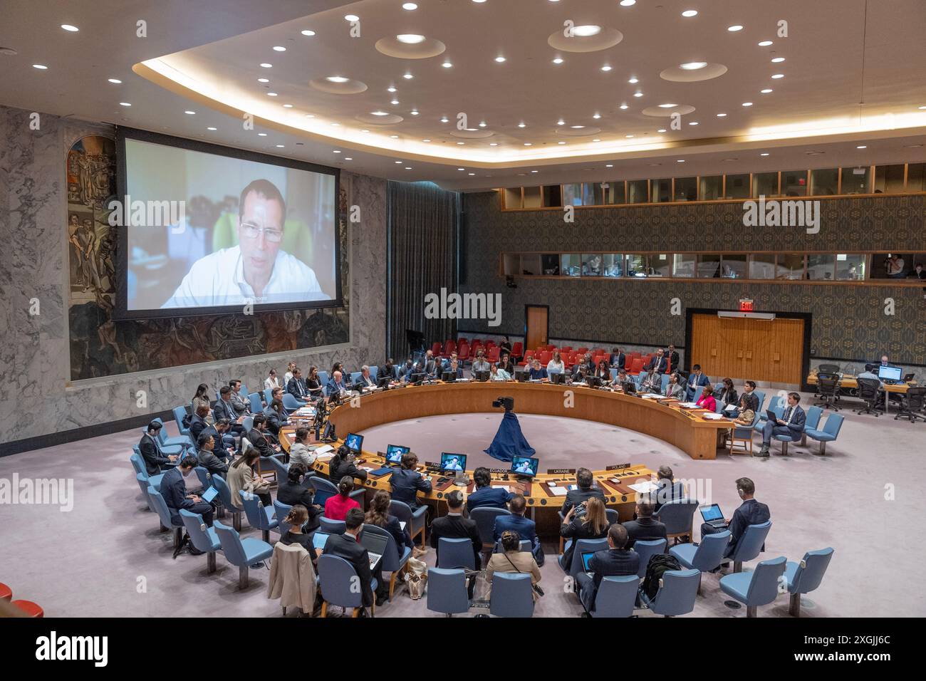 Volodymyr Zhovnir, chirurgien cardiaque, anesthésiste et militant, parle virtuellement lors de la réunion d'urgence du Conseil de sécurité au siège de l'ONU à New York le 9 juillet 2024 Banque D'Images