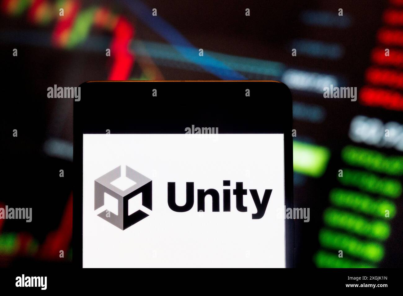 Dans cette illustration photo, la société américaine de développement de logiciels de jeux vidéo, Unity technologies (NYSE : U), logo vu affiché sur un smartphone avec un graphique d'indice boursier économique en arrière-plan. Banque D'Images