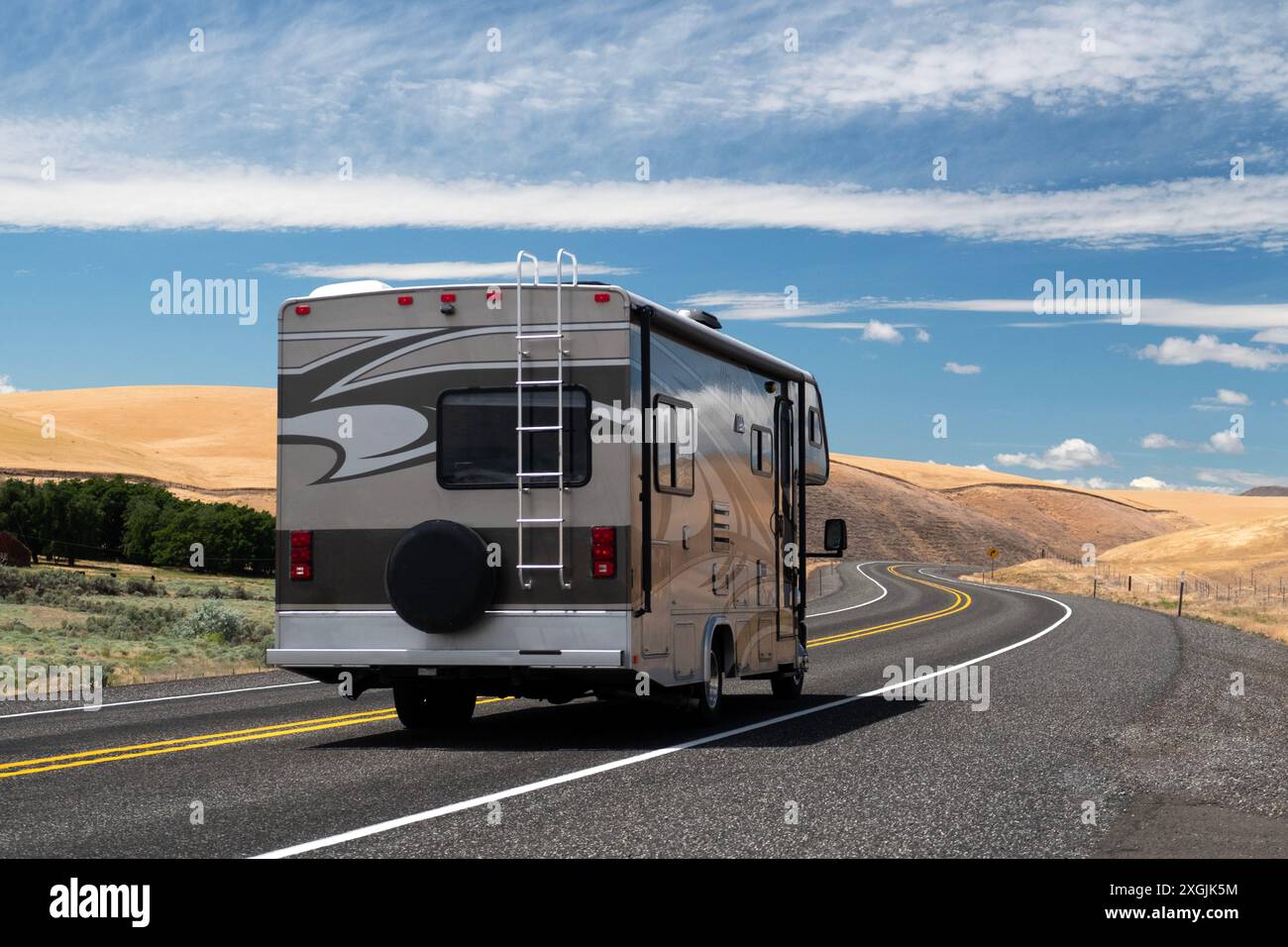 Véhicule récréatif circulant sur une autoroute à deux voies en été Banque D'Images