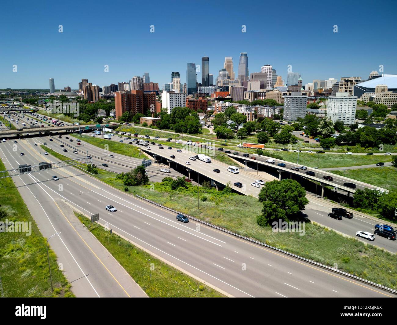 Interstate 35 devant les gratte-ciel du centre-ville de Minneapolis sous un ciel bleu clair d'été Banque D'Images