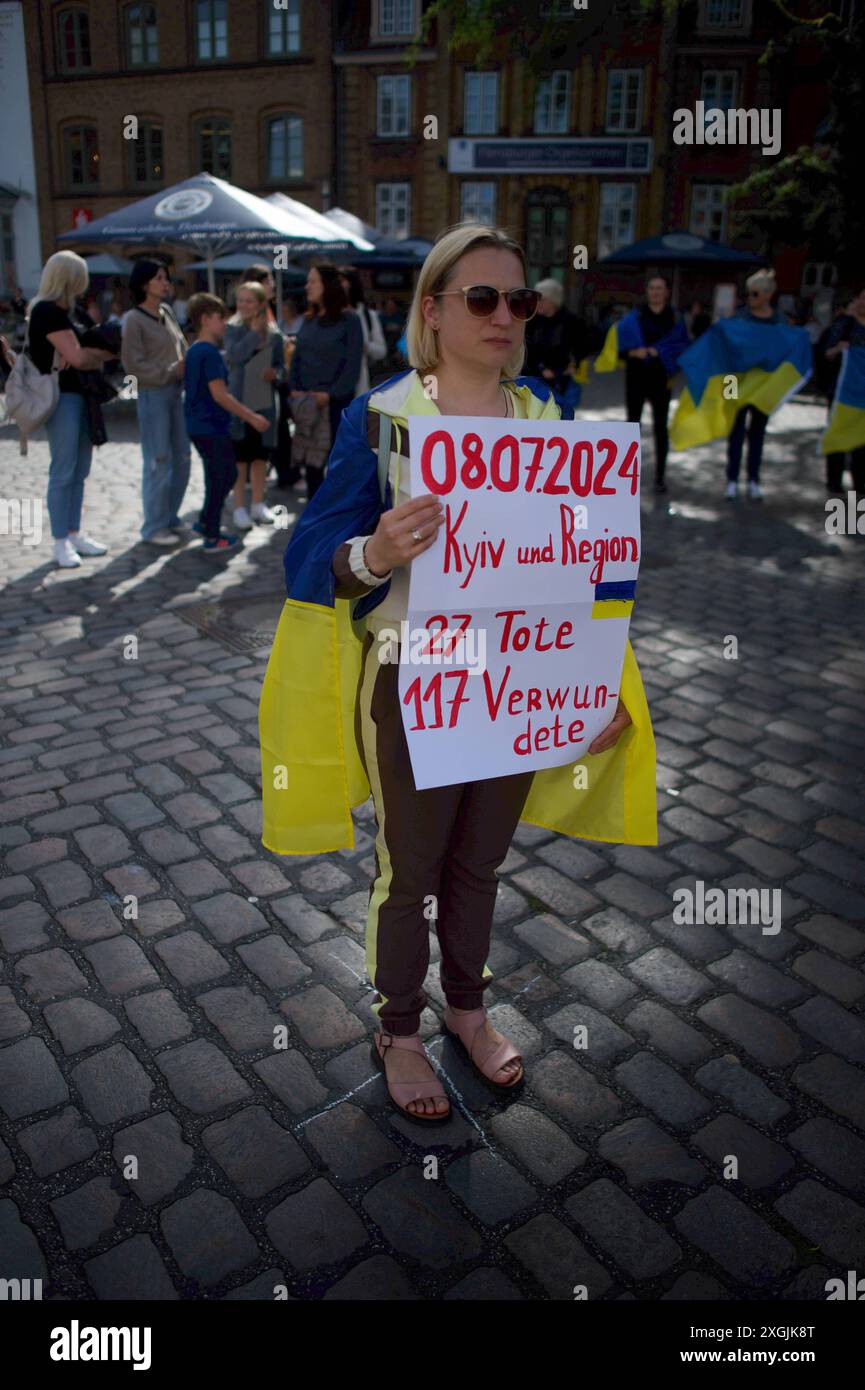 Flensburg, Schleswig-Holstein Unter dem Titel Demonstration der Trauer, Wut und Solidarität anlässlich der gestrifen Angriffe auf die Ukraine findet auf dem Südermarkt in Flensburg eine Gedenkveranstaltung statt. Hier : personne hält transparent vor mit Aufschrift : 08.07.2024 Kyiv und Region. 27 Tote, 117 Verwundete. Aufnahme vom 09.07.2024, Flensburg *** Flensburg, Schleswig Holstein sous le titre manifestation de chagrin, de colère et de solidarité a l'occasion des attentats terroristes contre l'Ukraine, un événement commémoratif est organisé sur le Südermarkt à Flensburg cette personne tient une bannière avec l'inscripti Banque D'Images