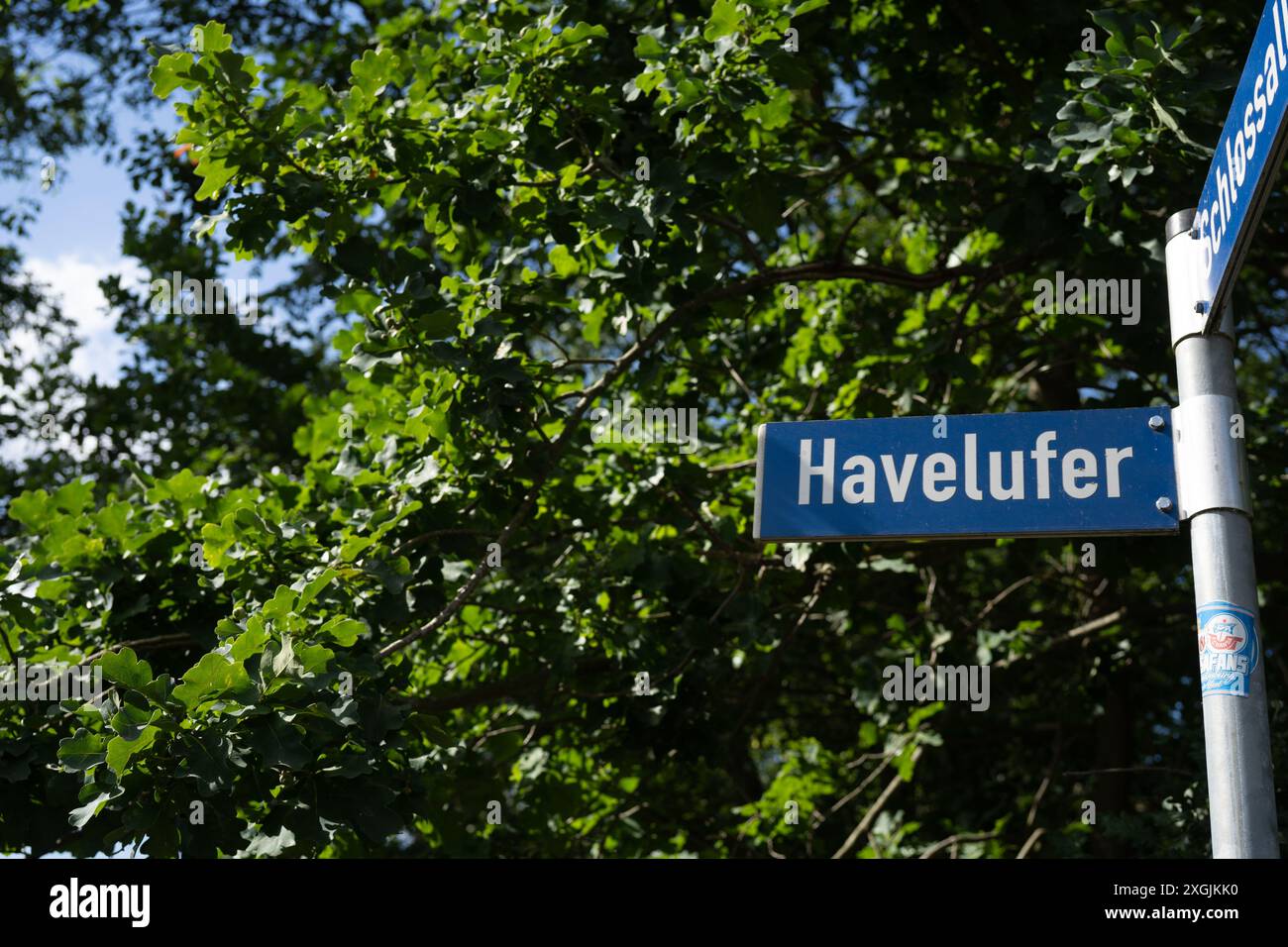 Panneau de rue Havelufer sur la piste cyclable havel dans le Brandebourg (Allemagne) Banque D'Images