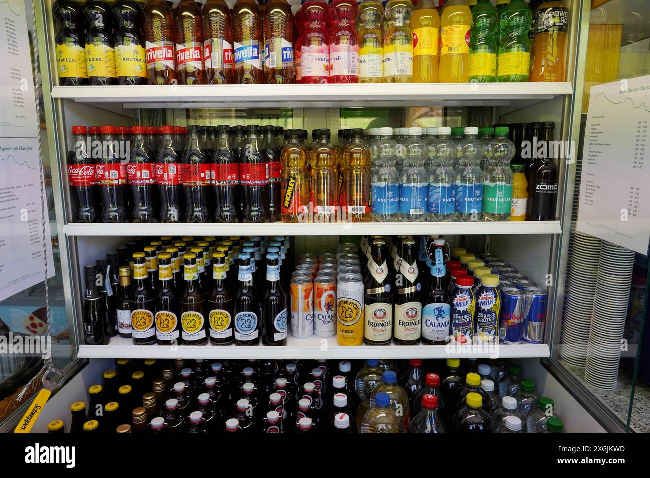 Anton Geisser 09.07.2024 Schweiz. Mineralwasser und Bier im Kuehlregal *** Anton Geisser 09 07 2024 Suisse eau minérale et bière dans le réfrigérateur Banque D'Images