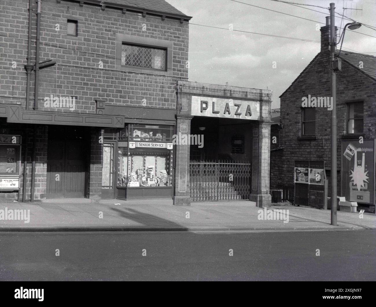 1962, historique, vue extérieure du cinéma Plaza, Ryde, Île de Wight, Hampshire, Angleterre, ROYAUME-UNI. Noms de marque de l'époque vue, cigarettes Senior Service et poudre à laver OMO. Banque D'Images