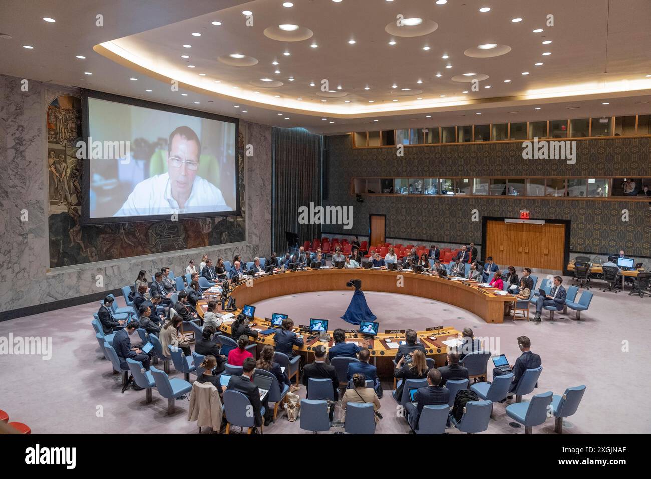 New York, New York, États-Unis. 9 juillet 2024. Volodymyr Zhovnir, chirurgien cardiaque, anesthésiste et militant et directeur de l'hôpital Ohmatdyt qui a été bombardé parle virtuellement lors de la réunion d'urgence du Conseil de sécurité au siège de l'ONU à New York le 9 juillet 2024. La réunion a été convoquée après que la Russie a bombardé de nombreux endroits civils en Ukraine le 8 juillet 2024, y compris l'hôpital pour enfants à Kiev. La Russie a affirmé que l'explosion avait été causée par un missile ukrainien de défense aérienne défectueux, mais l'ONU a déclaré qu'il était fort probable que Moscou soit derrière l'attaque. Des séquences vidéo et une évaluation du site indiquaient le bu Banque D'Images