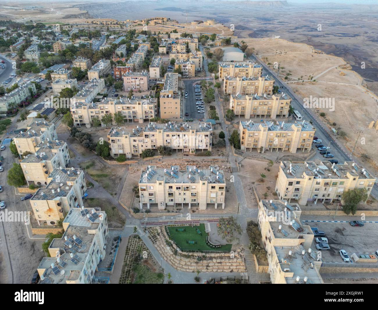 Vue de dessus sur la ville de Mizpe Ramon et le cratère Makhtesh Ramon - Israël Banque D'Images