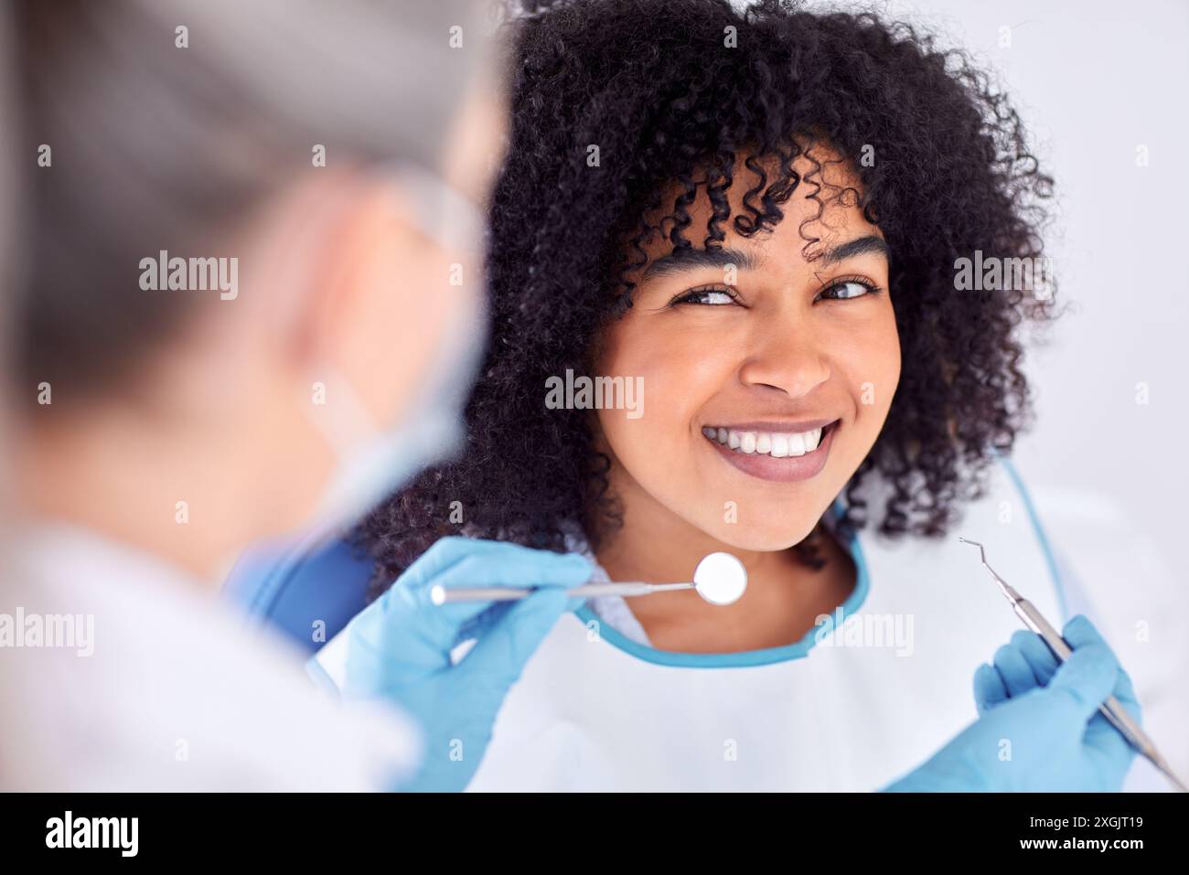 Femmes, patient et dentiste avec le sourire pour la chirurgie dentaire en clinique pour le blanchiment des dents et le traitement avec le médecin. Les gens, satisfaits et heureux sur Banque D'Images